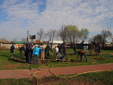 Вниигазовцы на посадке Вишневой аллеи в апреле 2014 г.