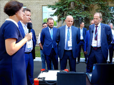 Заместитель начальника Департамента ПАО „Газпром“, Генеральный директор ООО „Газпром ВНИИГАЗ“ М.Ю. Недзвецкий; заместитель Председателя Правления — начальник Департамента ПАО „Газпром“ О.Е. Аксютин; начальник Отдела ПАО „Газпром“, начальник Корпоративного научно-технического центра сварки и контроля сварных соединений Е.М. Вышемирский на демонстрации оборудования для сварки, резки и неразрушающего контроля в рамках XI Отраслевого совещания „Состояние и основные направления развития сварочного производства ПАО „Газпром“