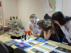 В Геологическом музее филиала ООО "Газпром ВНИИГАЗ" школьники узнали о том, как время разрушило горные породы,и образовались столбы выветривания Маньпупунёр