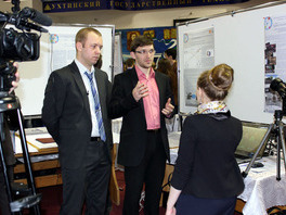 Дмитрий Подрушняк (в центре) и Андрей Григорьевых рассказывают о своем проекте ведущей республиканского ТV