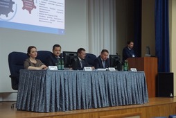 Президиум IV Международного научно-практического семинара «Эффективное управление комплексными нефтегазовыми проектами (EPMI-2015)» (слева направо):
Кленина Татьяна Владимировна — начальник Управления 336/11,
Небабин Владимир Викторович — заместитель начальника Департамента 336,
Юнусов Ринат Юрисович — директор филиала ООО «Газпром ВНИИГАЗ» в г. Ухта,
Насонов Владимир Иванович — директор Инжинирингового центра ООО «Газпром ВНИИГАЗ»