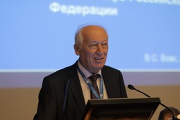 С докладом выступает советник генерального директора ООО «Газпром нефть шельф» Владимир Вовк