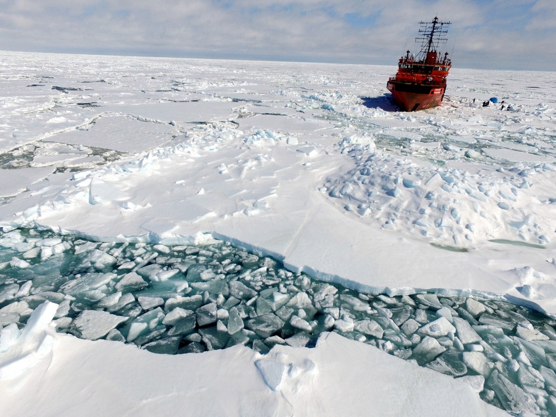 "Спасатель Клавдейкин" высаживает экспедицию на льдине