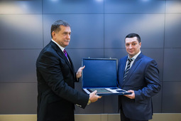Заместитель Председателя Правления ПАО "Газпром" С.Ф. Хомяков (слева) вручает Почетный Диплом Премии ПАО "Газпром" начальнику Лаборатории прогноза технического состояния, планирования, диагностики и ремонта ГТС Георгию Милько-Бутовскому