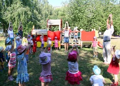 Физкультурная разминка в детском саду № 45 перед отгадываем загадок из книги. Разминку ведет автор стихов В. Кузнецов (справа)