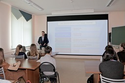 Профориентационную лекцию для учащихся 8 класса Развилковской школы провел научный сотрудник Лаборатории централизованного хранения и формирования коллекций керна и флюидов Сергей Цыбульский