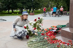 сотрудник Лаборатории экологического сопровождения и экспертизы проектов Е. Пыстина с цветами у Памятника Пограничникам Отечества в поддержку акции «Великая страна — Великая Победа»