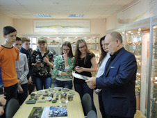 Заместитель директора филиала Владимир Данилов (справа) рассказывает школьникам о минералах Полярного Урала