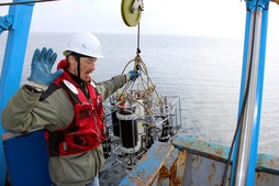 Выгрузка оборудования для подводных исследований