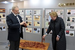 Каждый посетитель выставки "Они прошли по той войне" получил на память георгиевскую ленточку